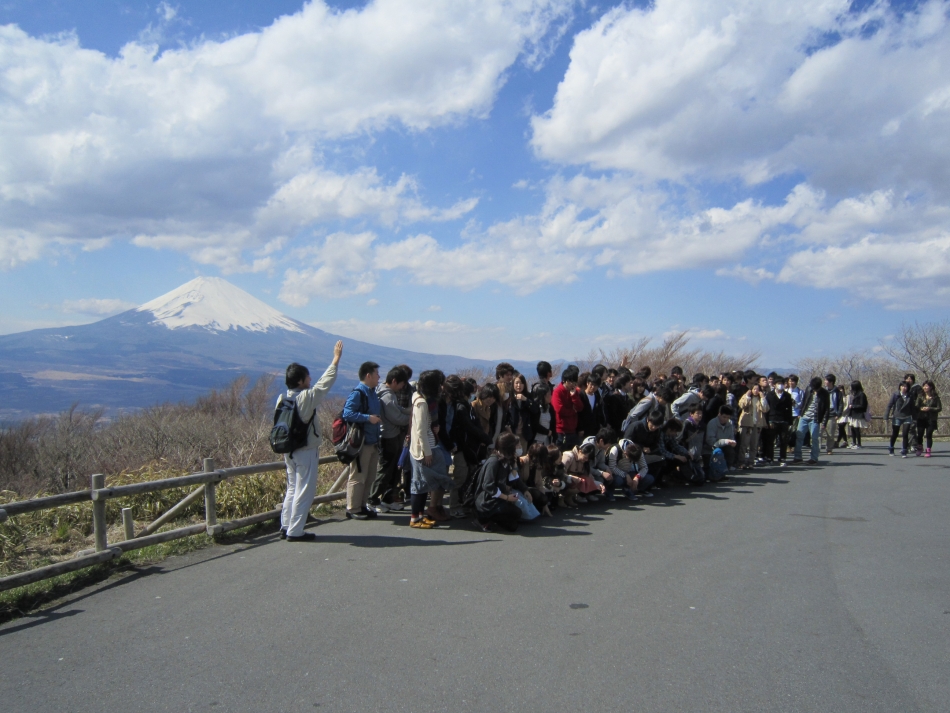 富士山を背景に記念撮影（三国峠）