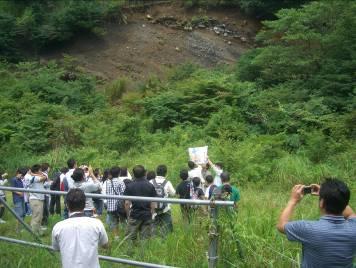 長尾峠の露頭で外輪山断面を学ぶ　　